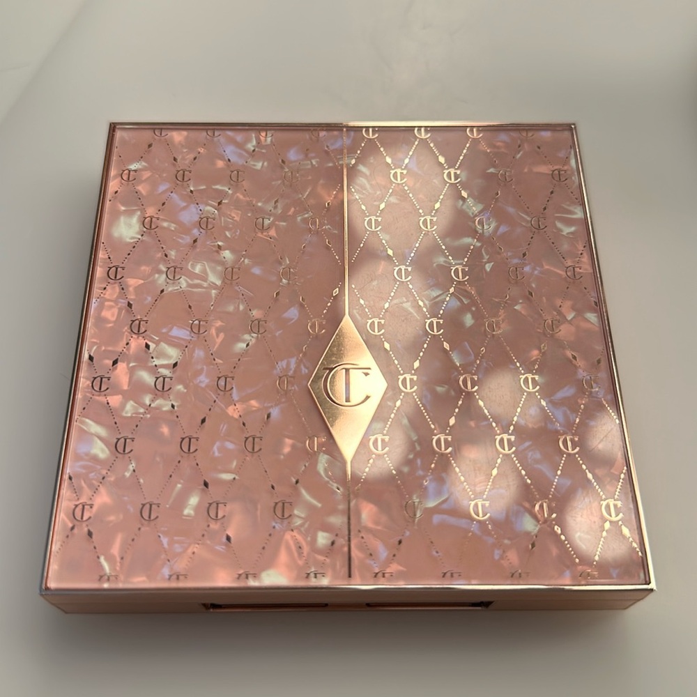 Charlotte Tillberry pillow talk, beautifying face, palette light medium